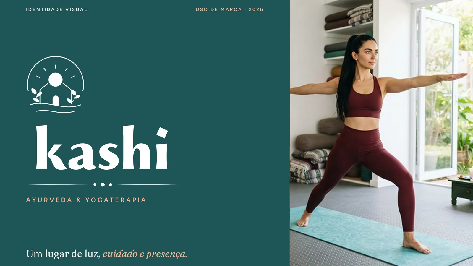 Capa do manual da Kashi: símbolo e nome em areia sobre fundo petróleo, ao lado de uma foto de prática de yoga